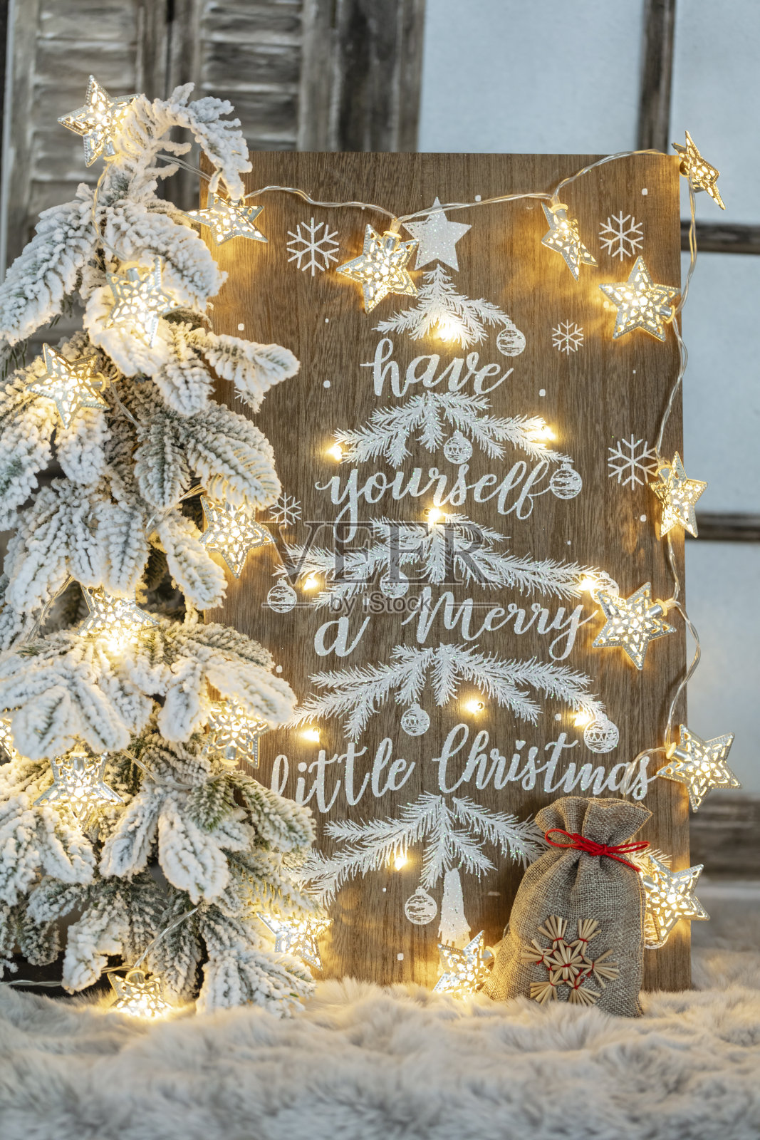 木板与圣诞快乐信息木制背景。照片摄影图片