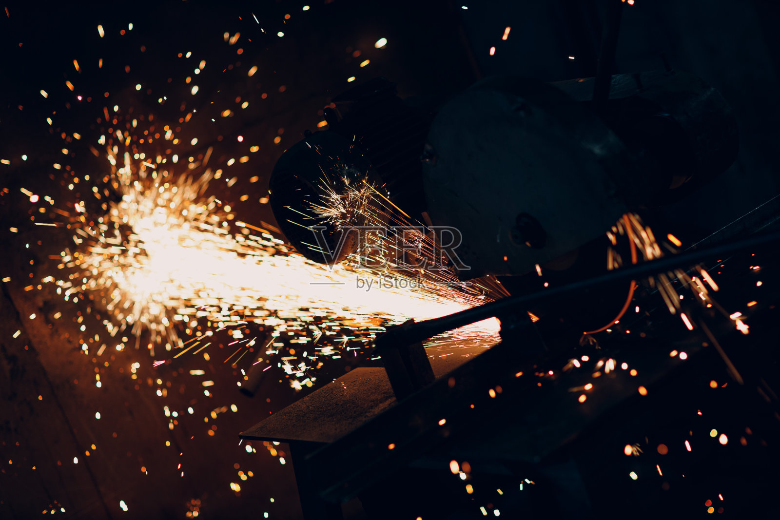 圆盘刀复合斜切锯金属加工。工厂金属加工时有火花。照片摄影图片