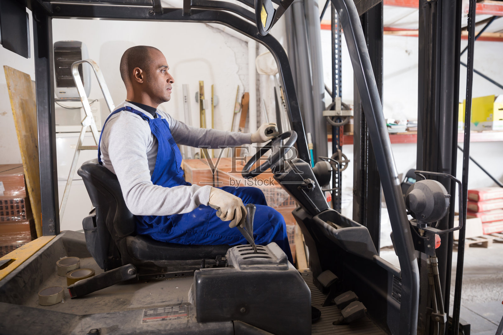 工头在五金店仓库驾驶叉车照片摄影图片