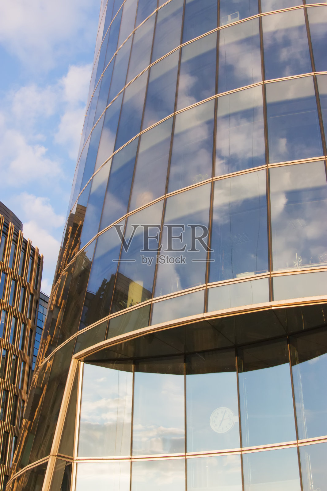 现代房地产玻璃幕墙塔。建筑细节。照片摄影图片