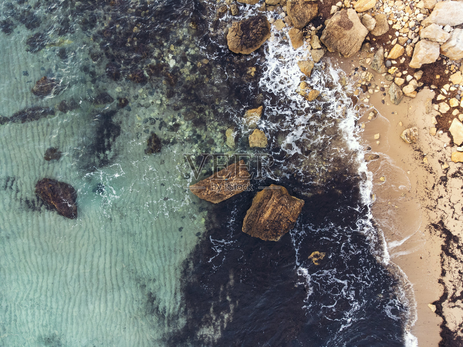 空中俯瞰岩石海滩照片摄影图片