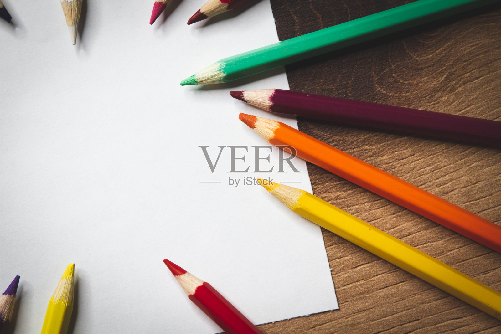 彩色铅笔和白纸。孩子们的创造力。模板图。照片摄影图片