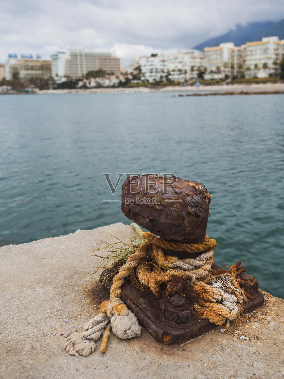 左舷系泊柱生锈照片摄影图片