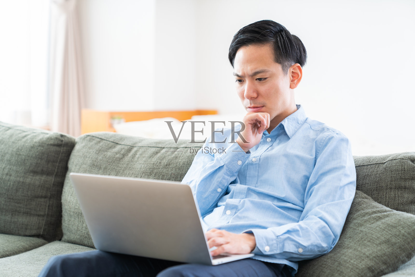 年轻人用笔记本电脑，思考照片摄影图片