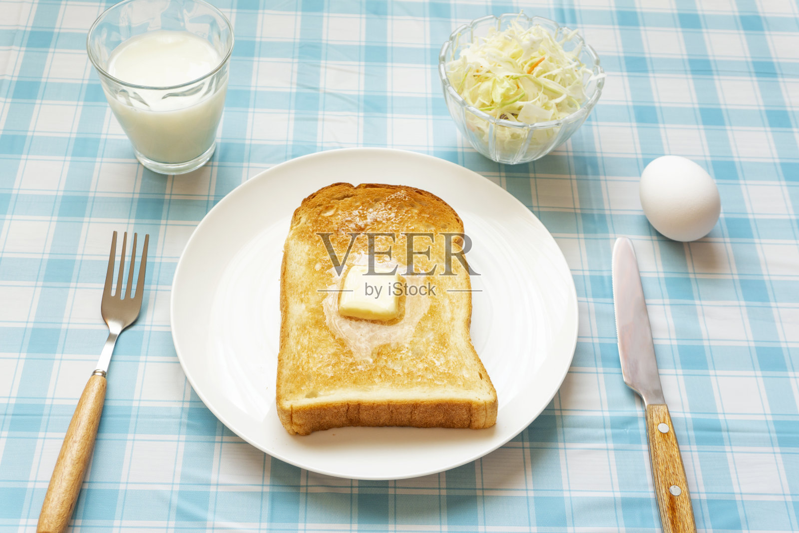 早餐面包。烤面包和融化的黄油。照片摄影图片