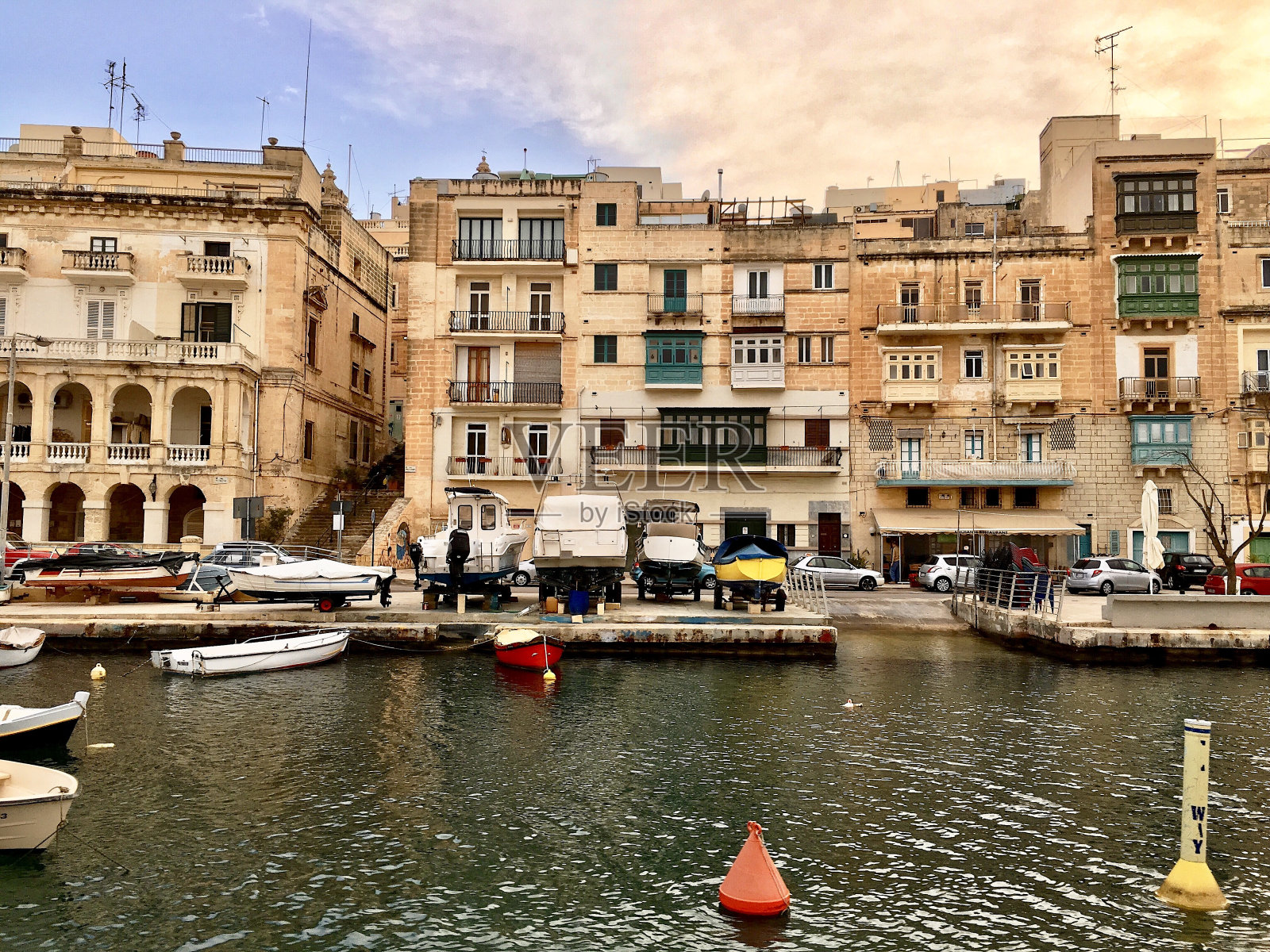 水渠，房屋和船只的视图。马耳他照片摄影图片