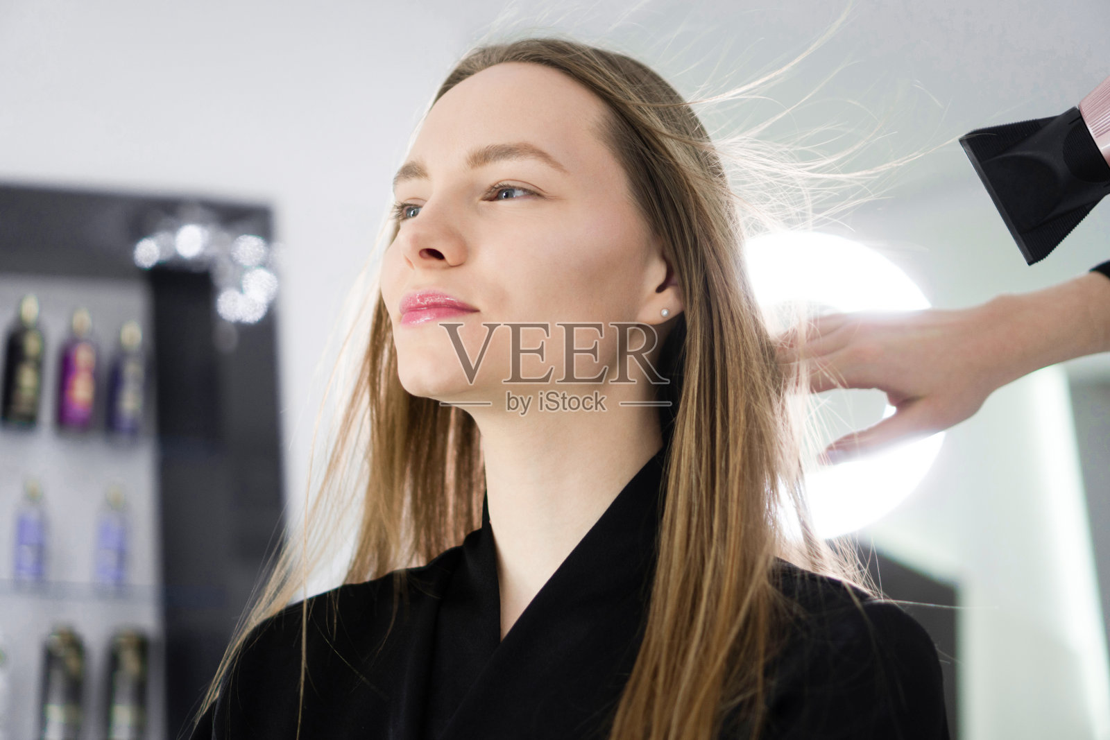 年轻女子在美发厅照片摄影图片