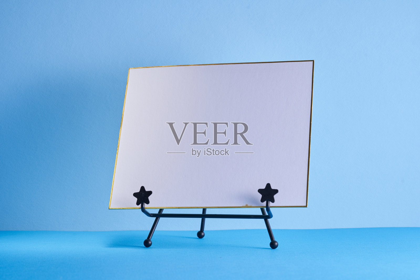 蓝色背景的空白白色卡片照片摄影图片