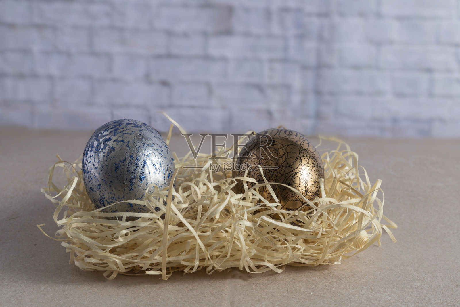 在草窝里装饰和画复活节彩蛋照片摄影图片