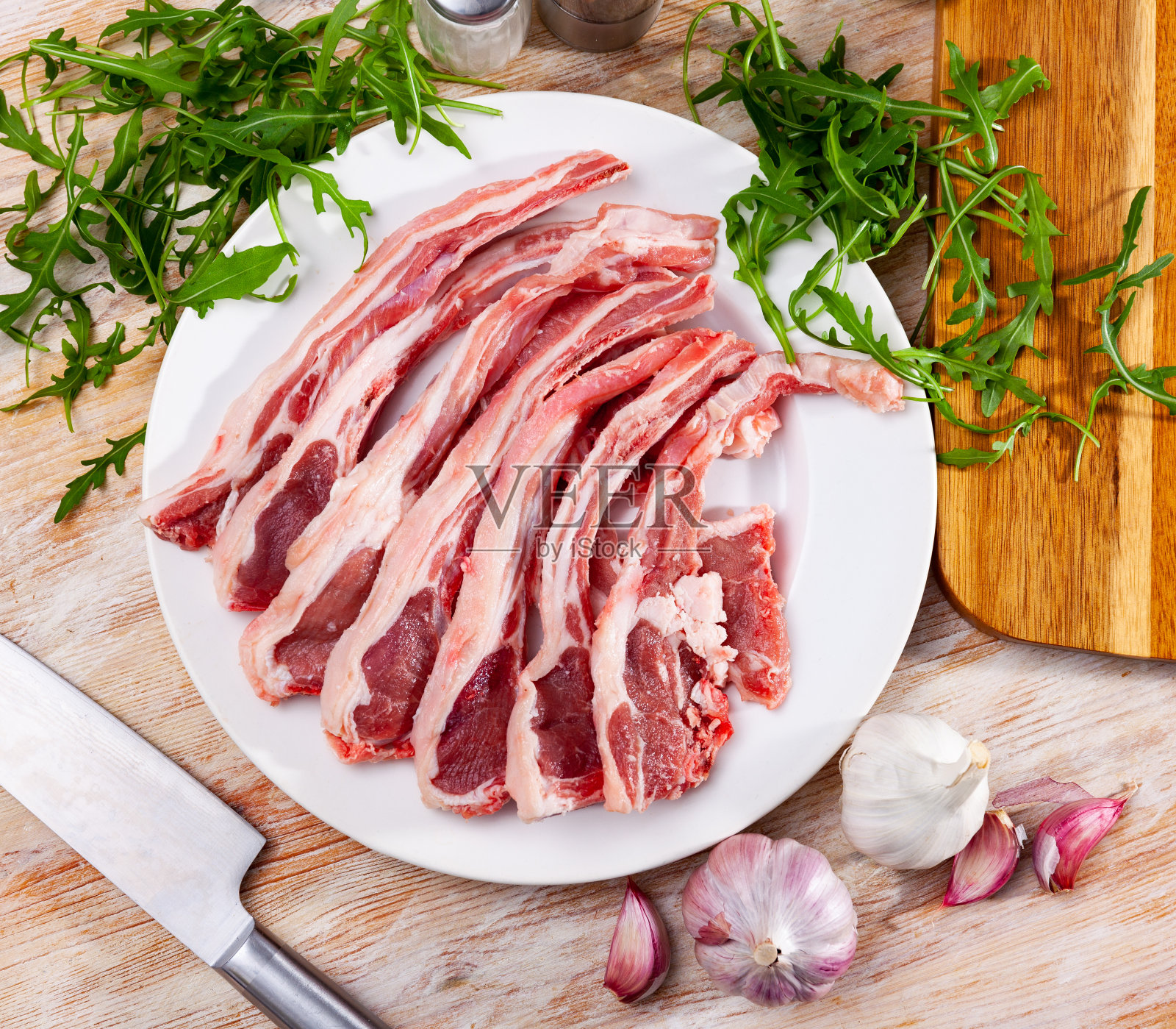 盘子里放着生羊排照片摄影图片