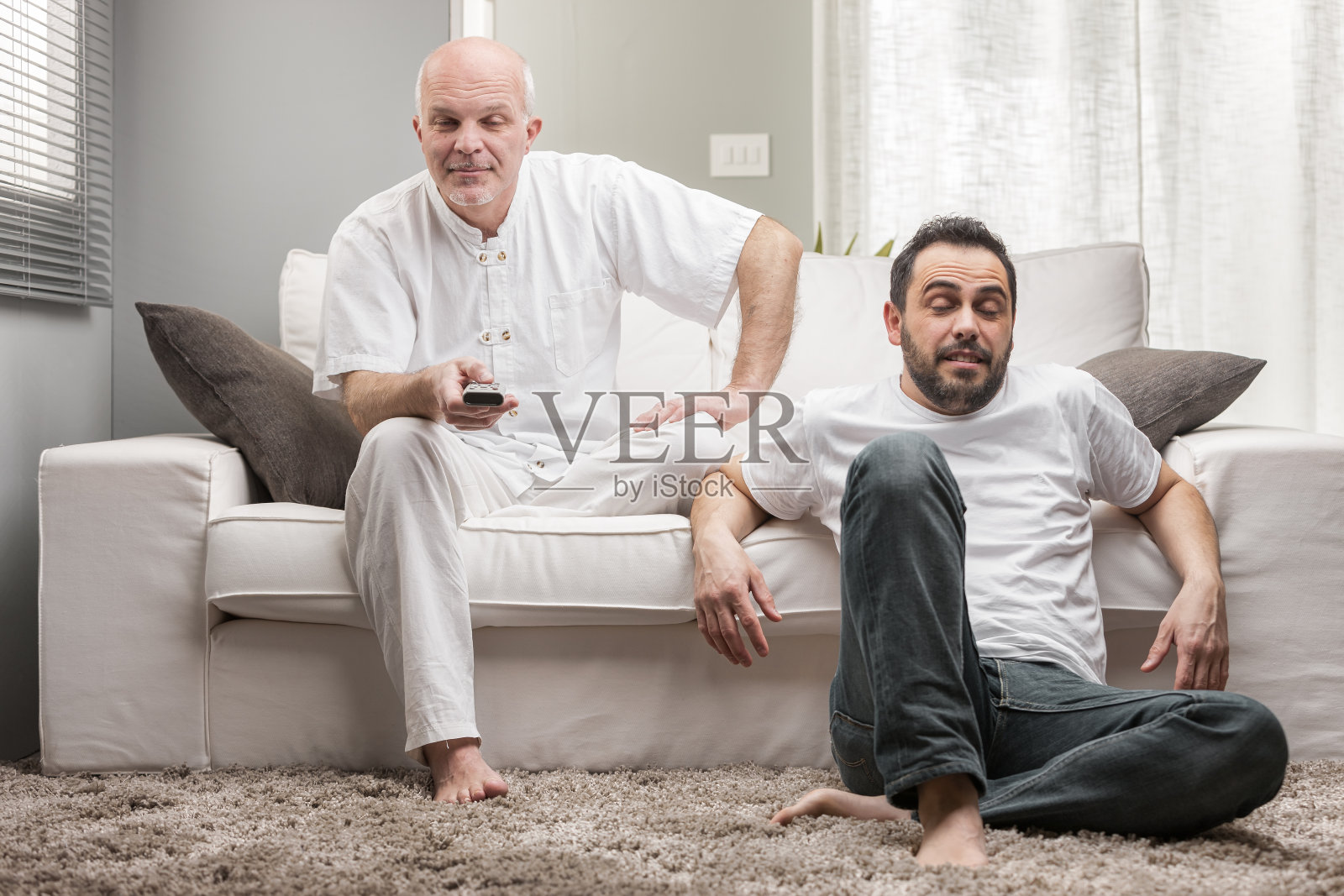 两个男人坐在一起看电视节目照片摄影图片