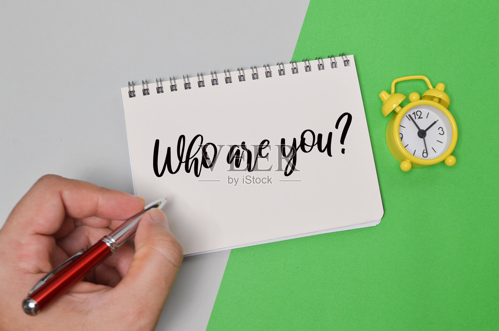 手握笔写文字的你是谁?照片摄影图片