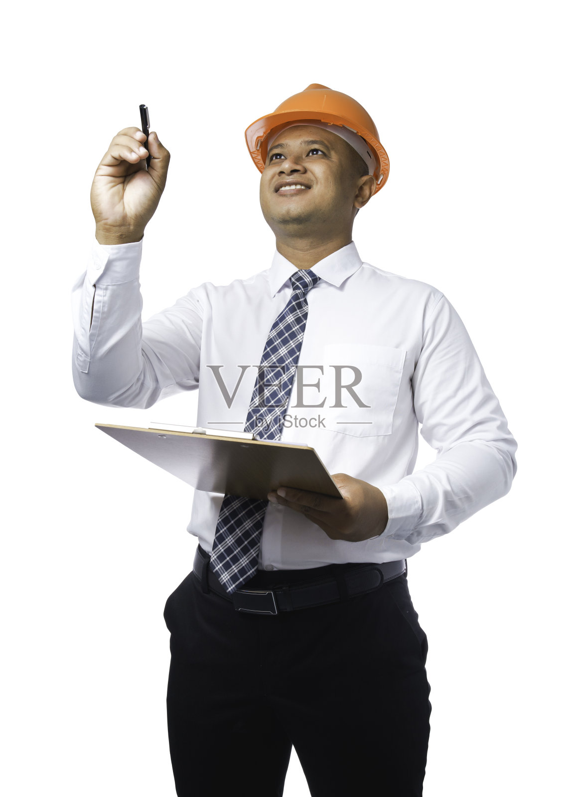 年轻的工程师或建筑师站在剪贴板和工作笔记和微笑快乐孤立在白色背景与剪辑路径照片摄影图片