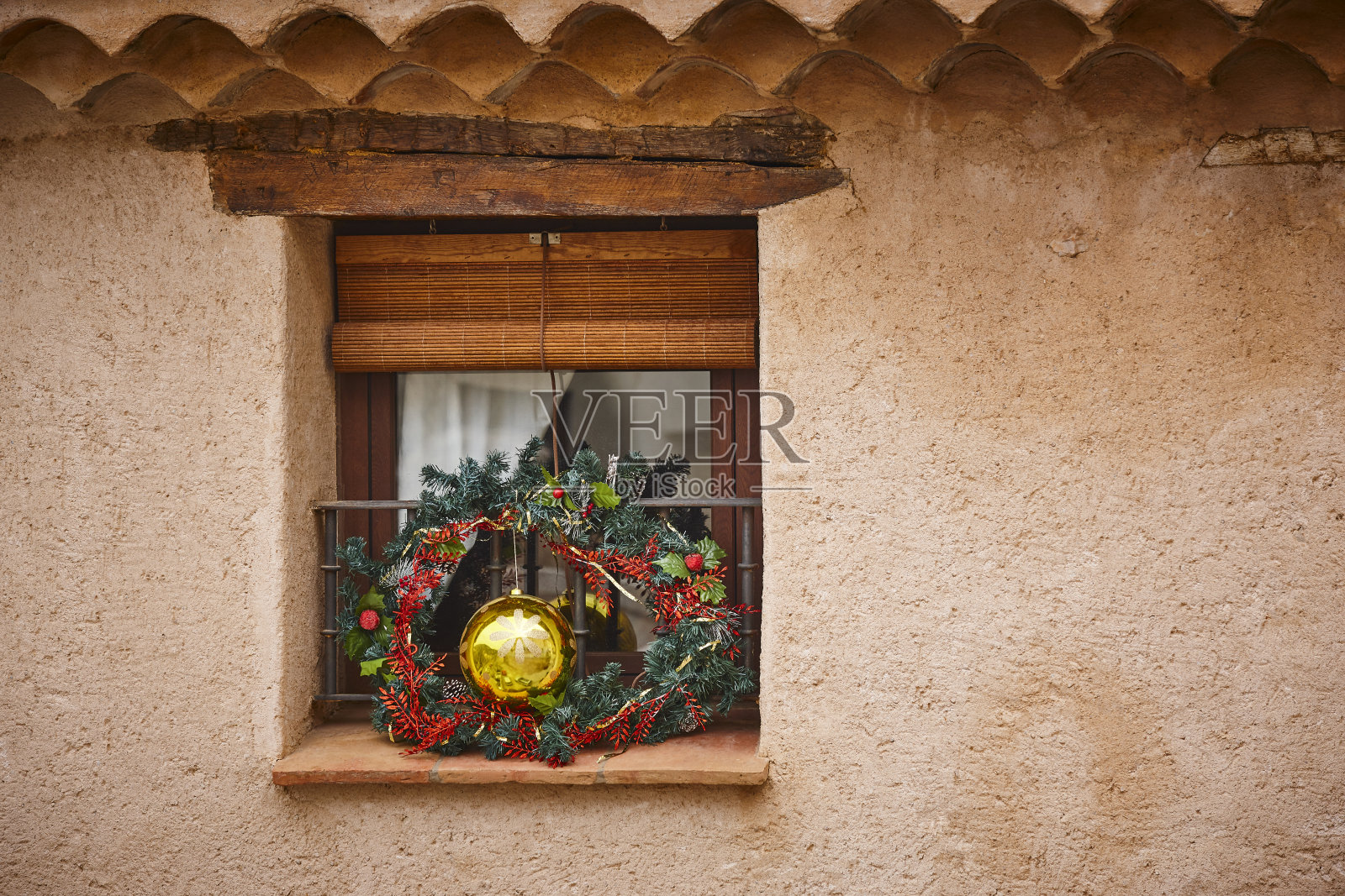 户外的圣诞装饰。金球和花环挂在窗户上照片摄影图片