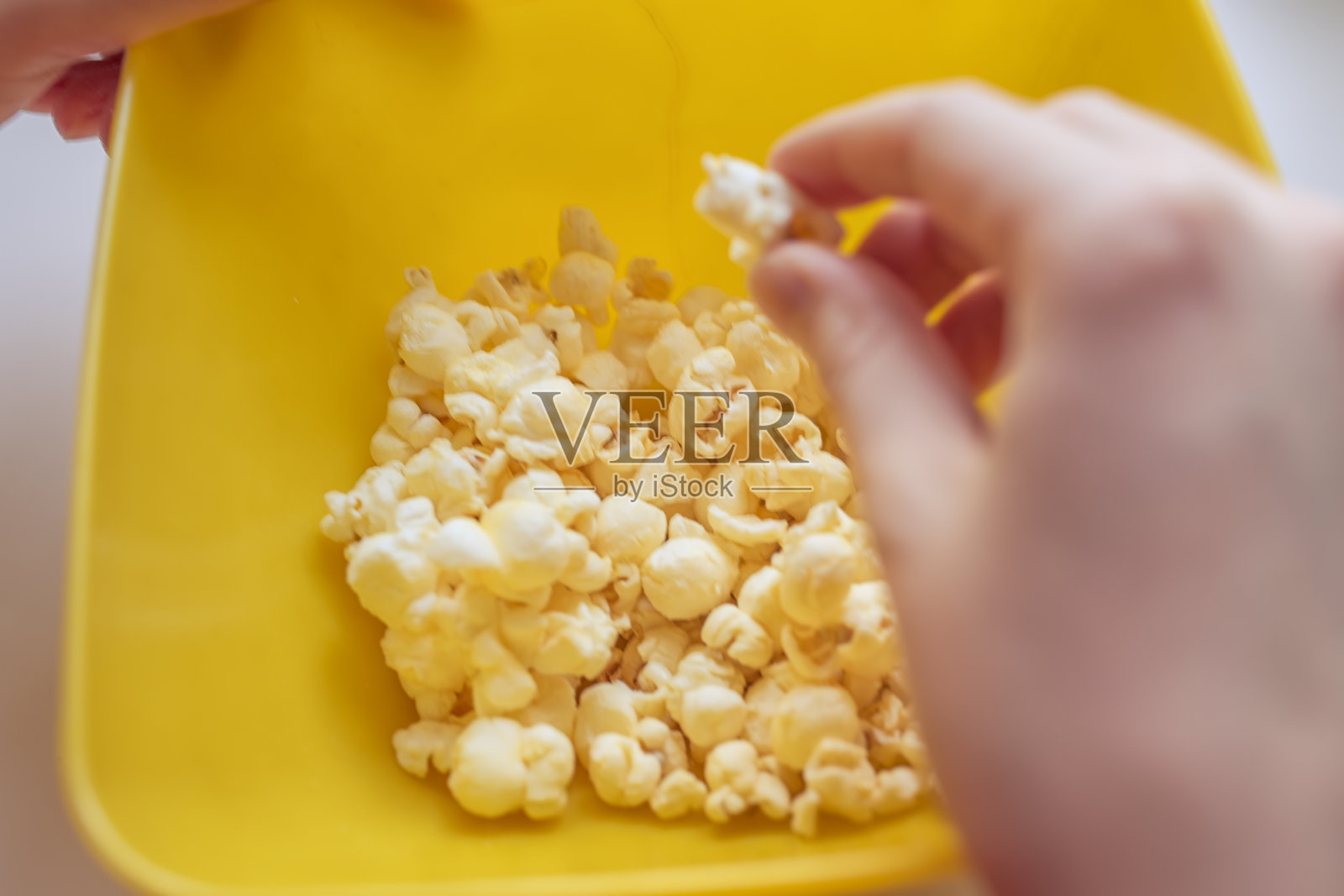 爆米花桶，俯视图，暖色，日光宏观特写照片摄影图片