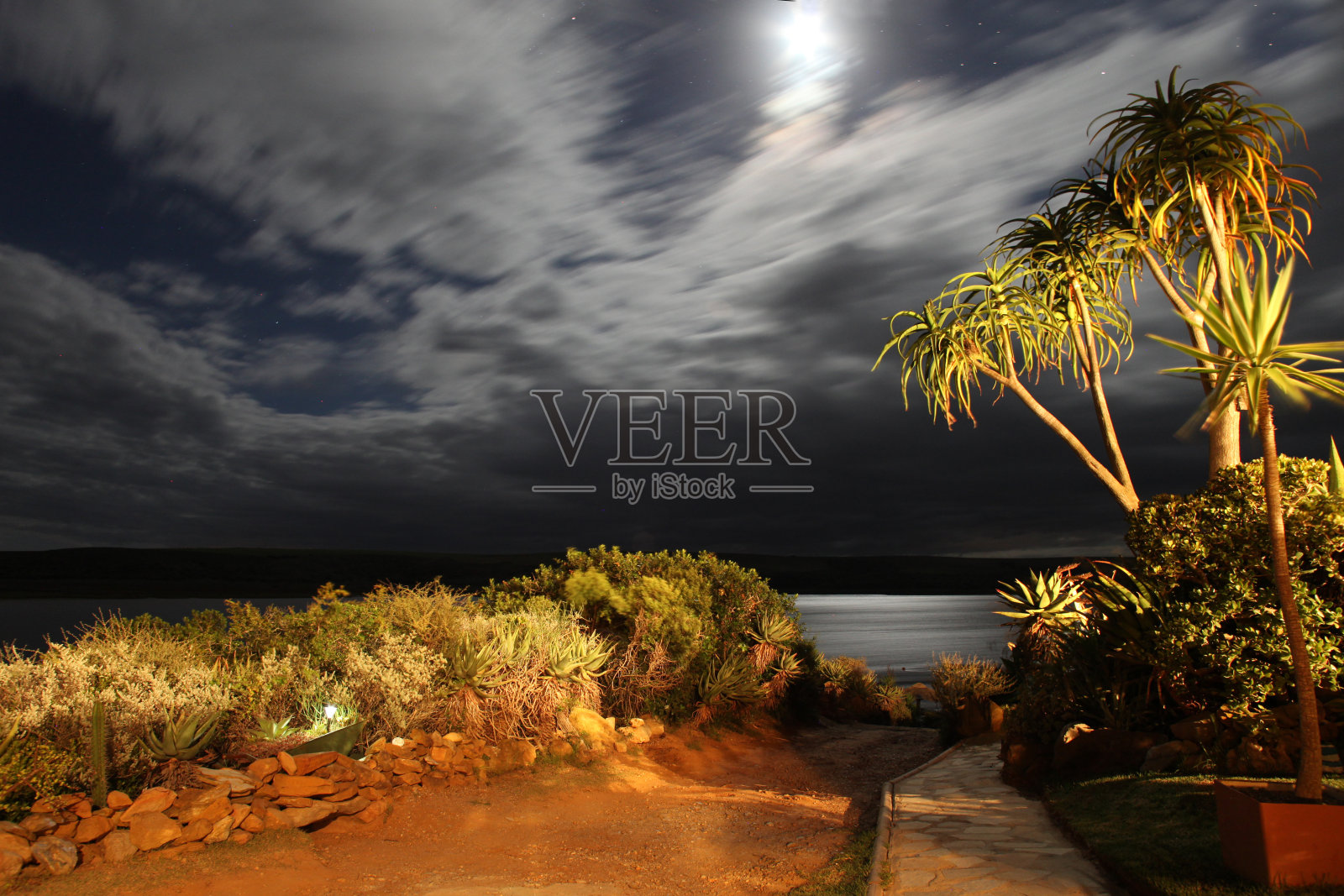 多云的夜晚，在南非的布里德河上照片摄影图片