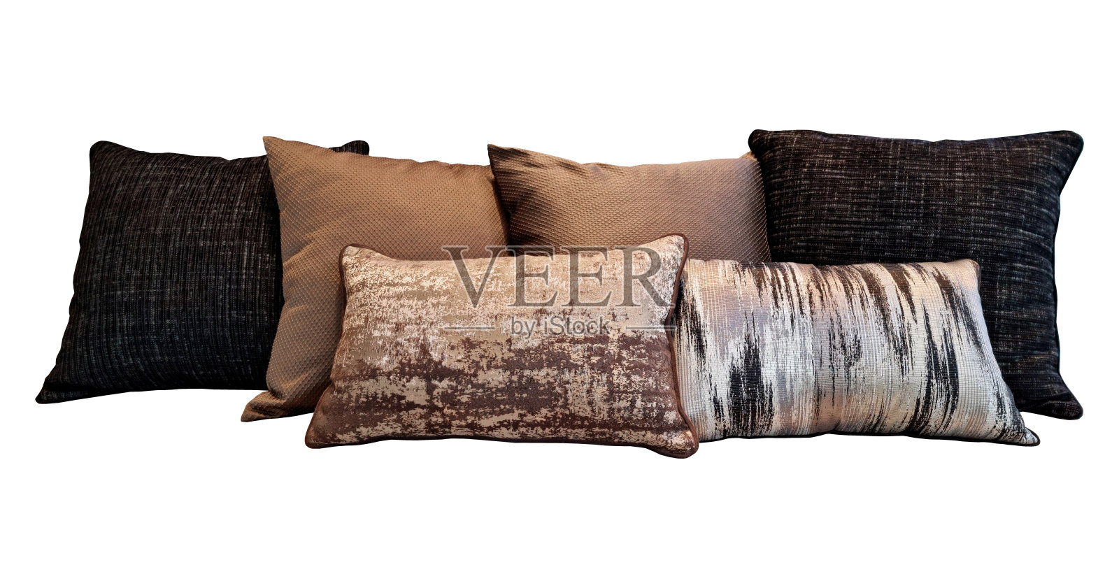 一组奢华的绒毛枕头与剪影路径隔离在背景上。卧室或客厅的装饰用金色、棕色和黑色枕头。休闲概念的坐垫收藏。照片摄影图片