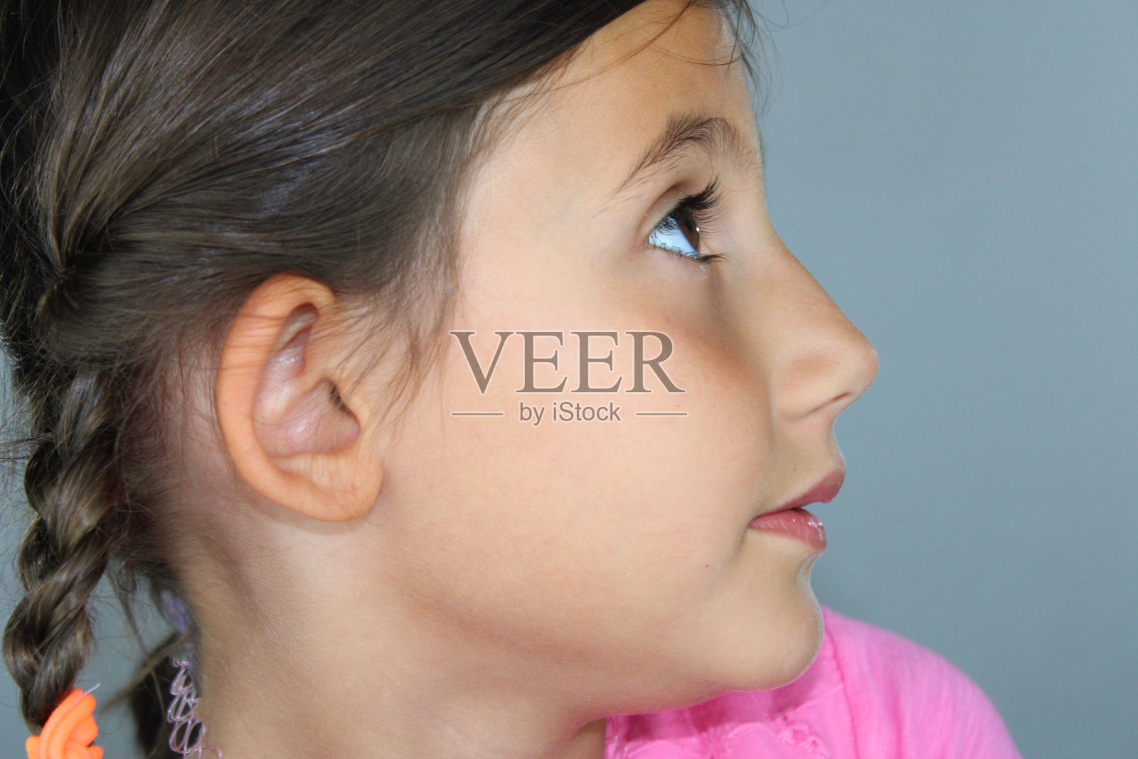 一个女孩的侧面特写照片摄影图片