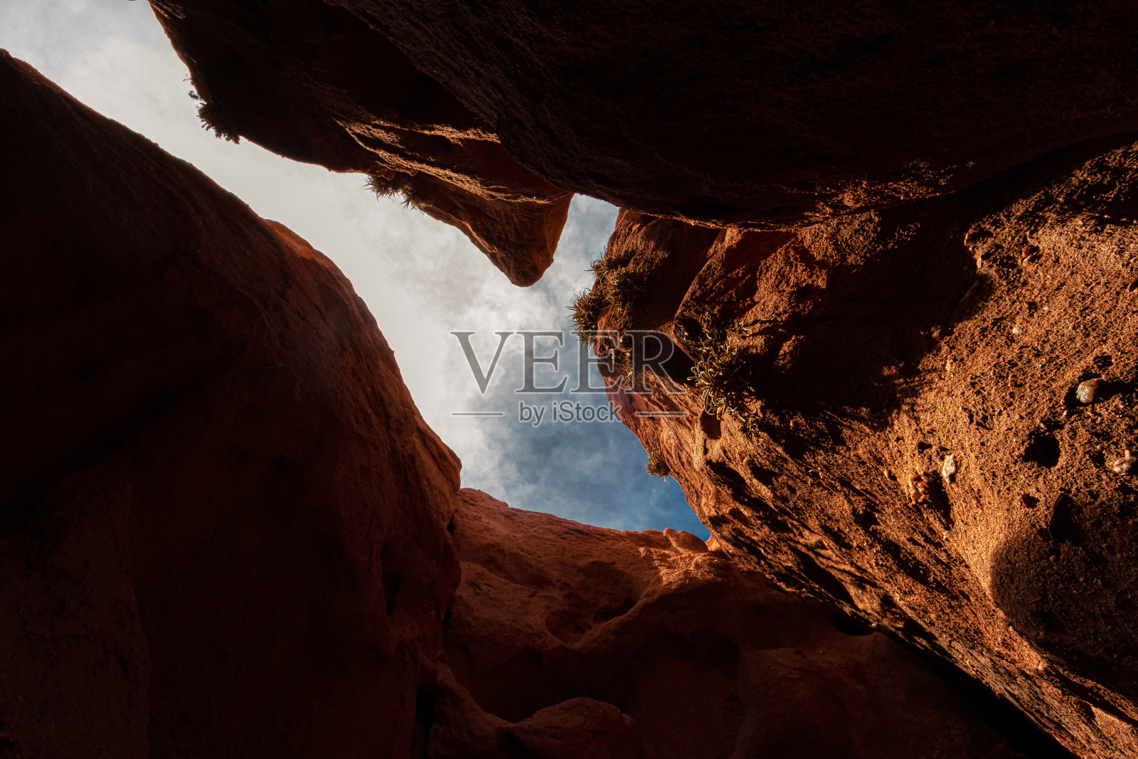 阿根廷萨尔塔的红色岩层，上面有空心照片摄影图片