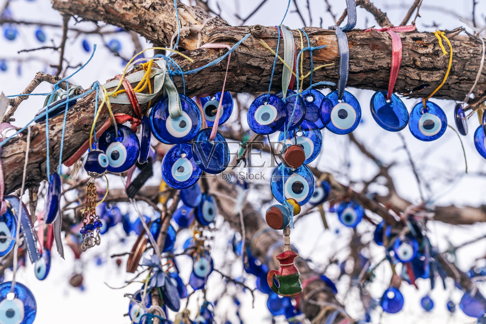 纳扎尔Boncuğu -邪恶的眼睛咒语挂在树上照片摄影图片