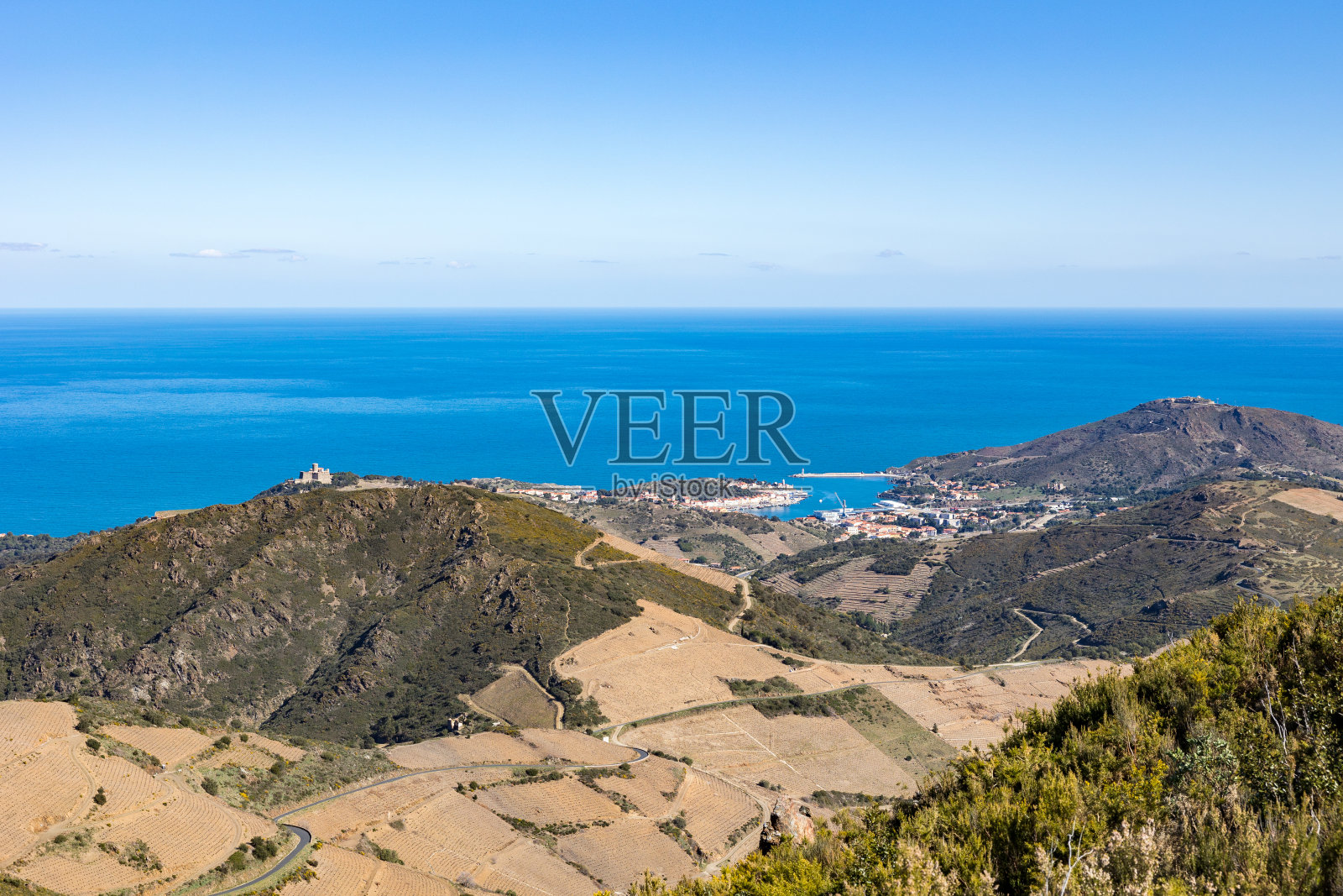 圣埃尔姆堡、杜戈米尔堡和Fort Béar俯瞰大海和vendres港(奥西塔尼，法国)照片摄影图片