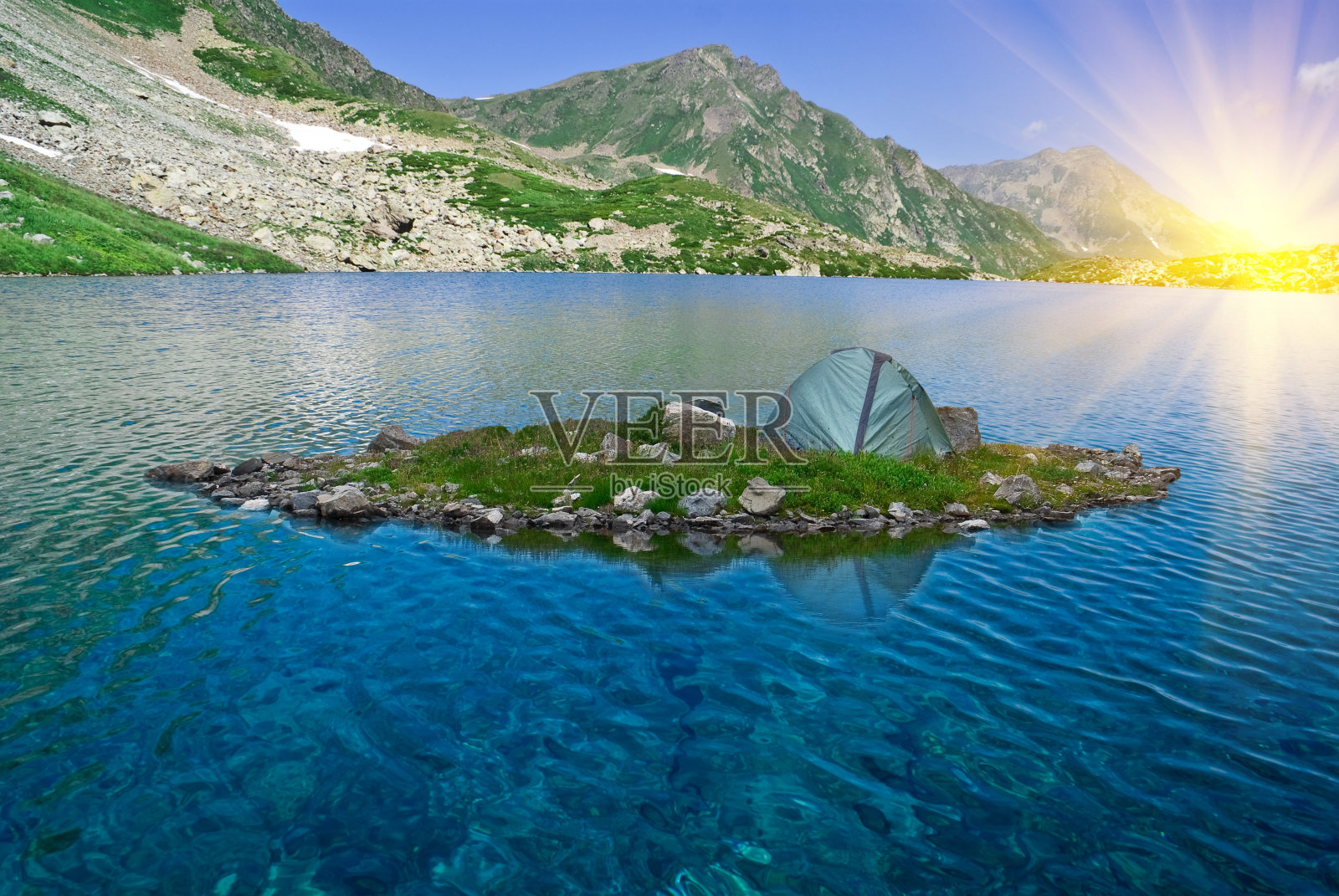 在冉冉升起的太阳下，一个岛上的旅游帐篷照片摄影图片