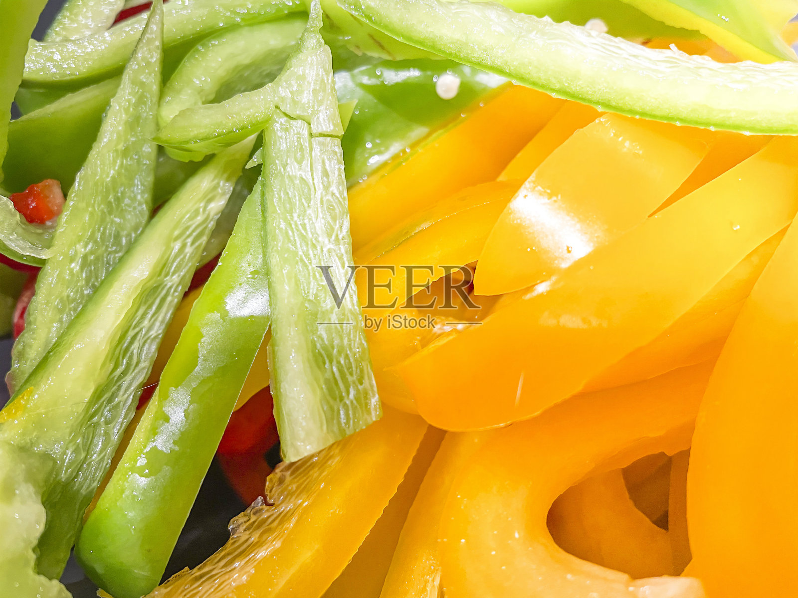 红、绿、黄辣椒切成条照片摄影图片