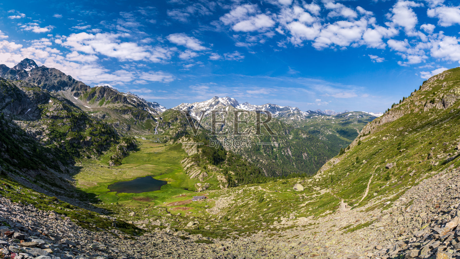 在夏天的一天，拉图伊尔上空美丽的山脉和湖泊照片摄影图片