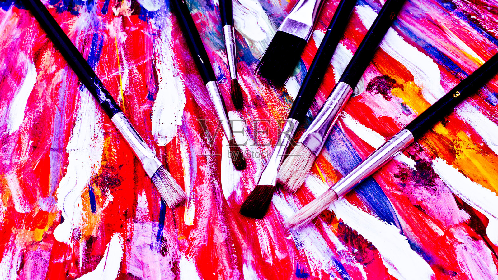 画笔在调色板上的颜色就像彩虹照片摄影图片