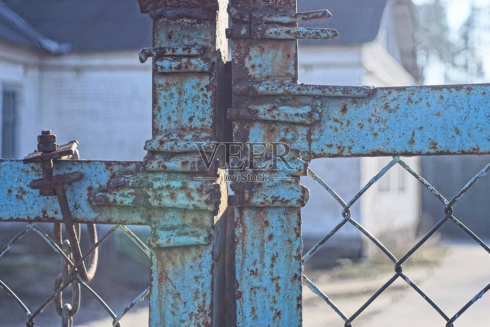 由蓝色铁板制成的旧大门的一部分照片摄影图片