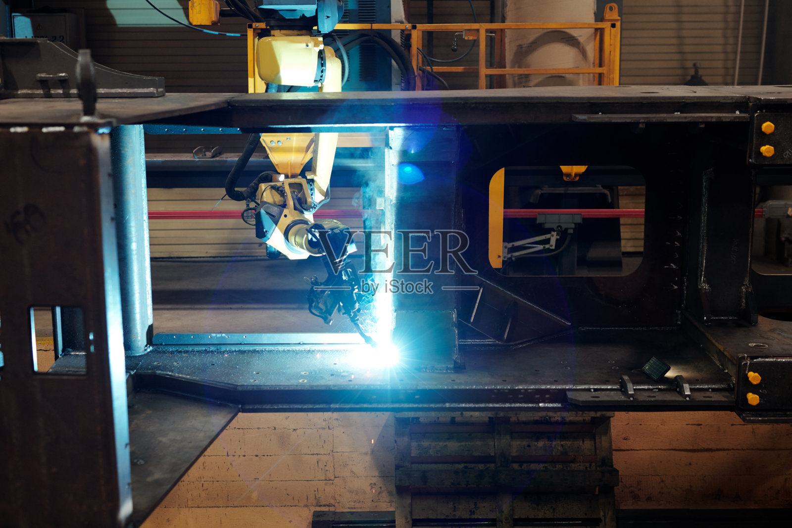 大型工业机械在焊接过程中的以上角度照片摄影图片