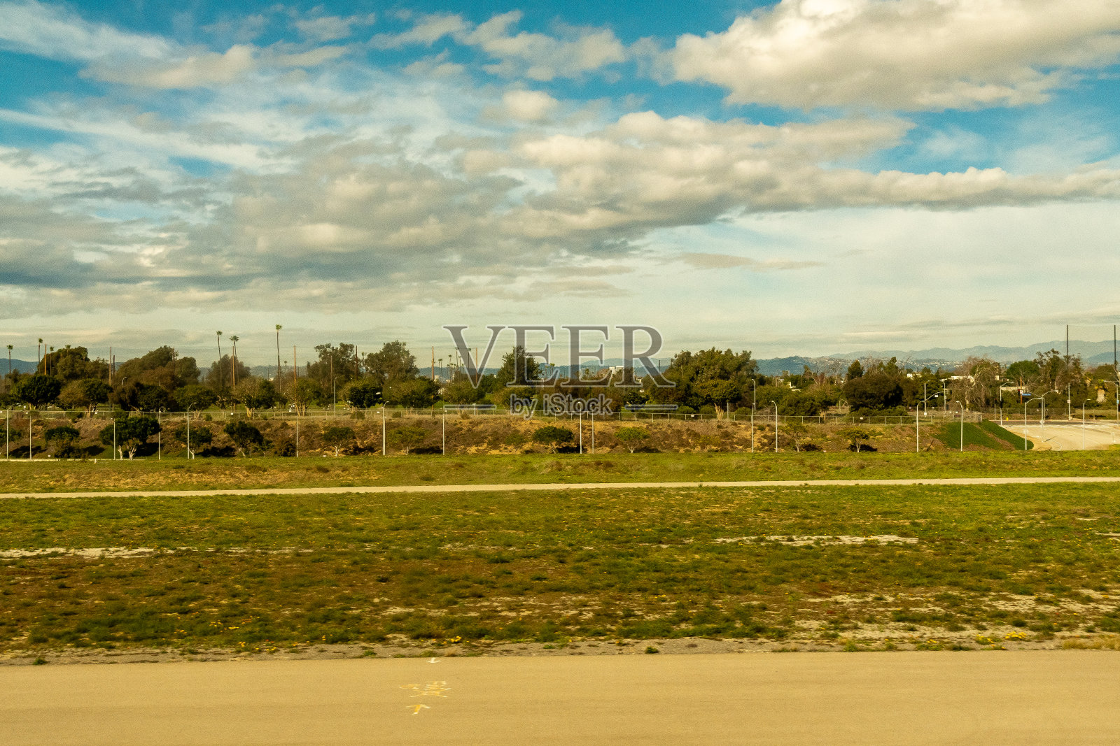 电力线，栅栏和树木照片摄影图片