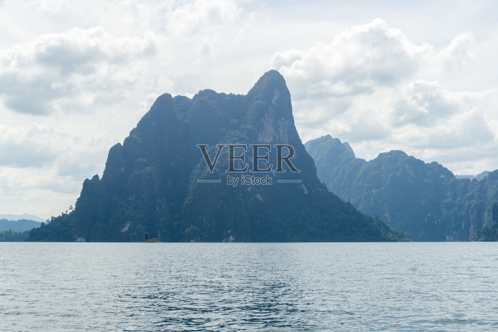 蓝色的海和山与水面背景纹理照片摄影图片