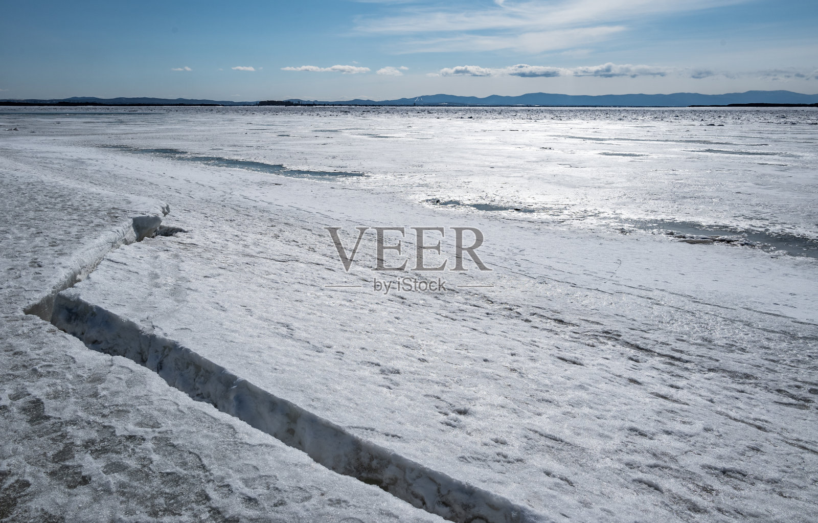 河中浮冰的破裂照片摄影图片