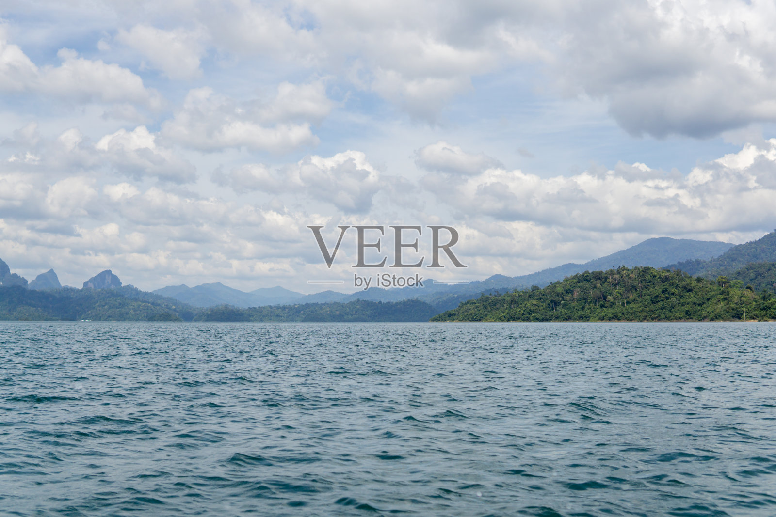 蓝色的海和山与水面背景纹理照片摄影图片