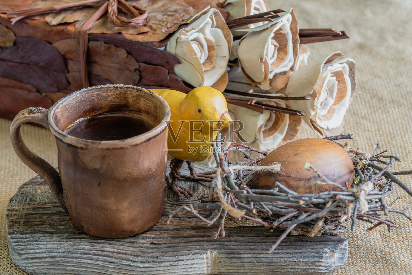 复活节作品由米黄色的天然材料制成。照片摄影图片