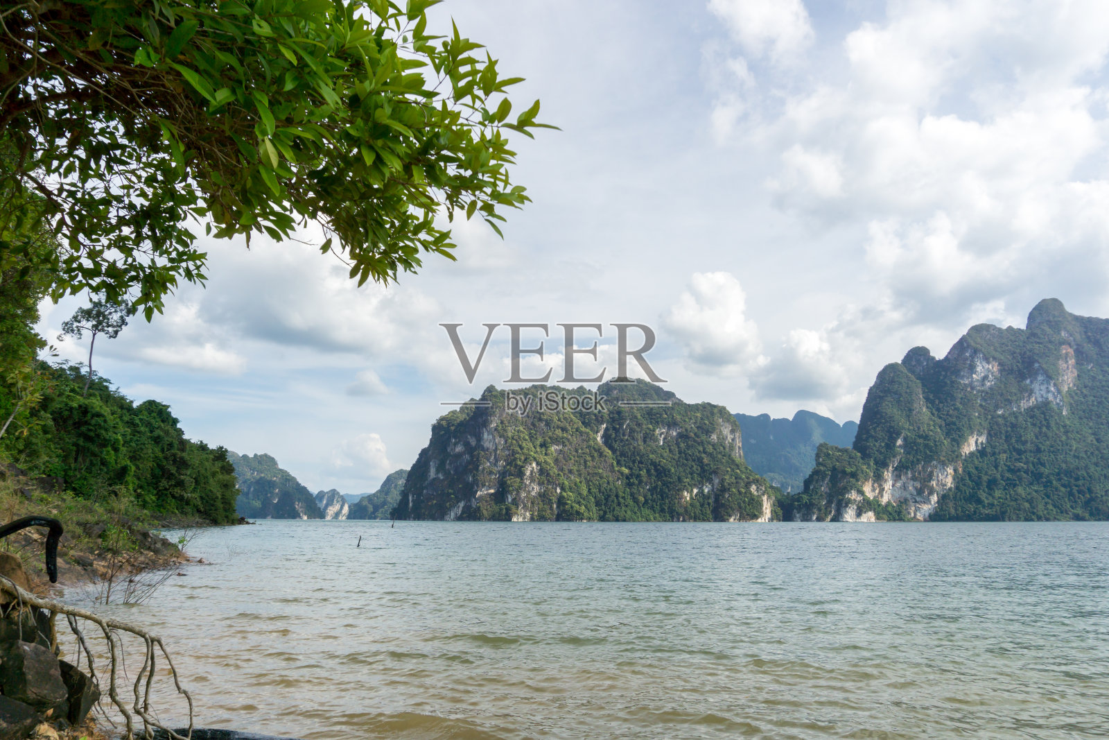 蓝色的海和山与水面背景纹理照片摄影图片