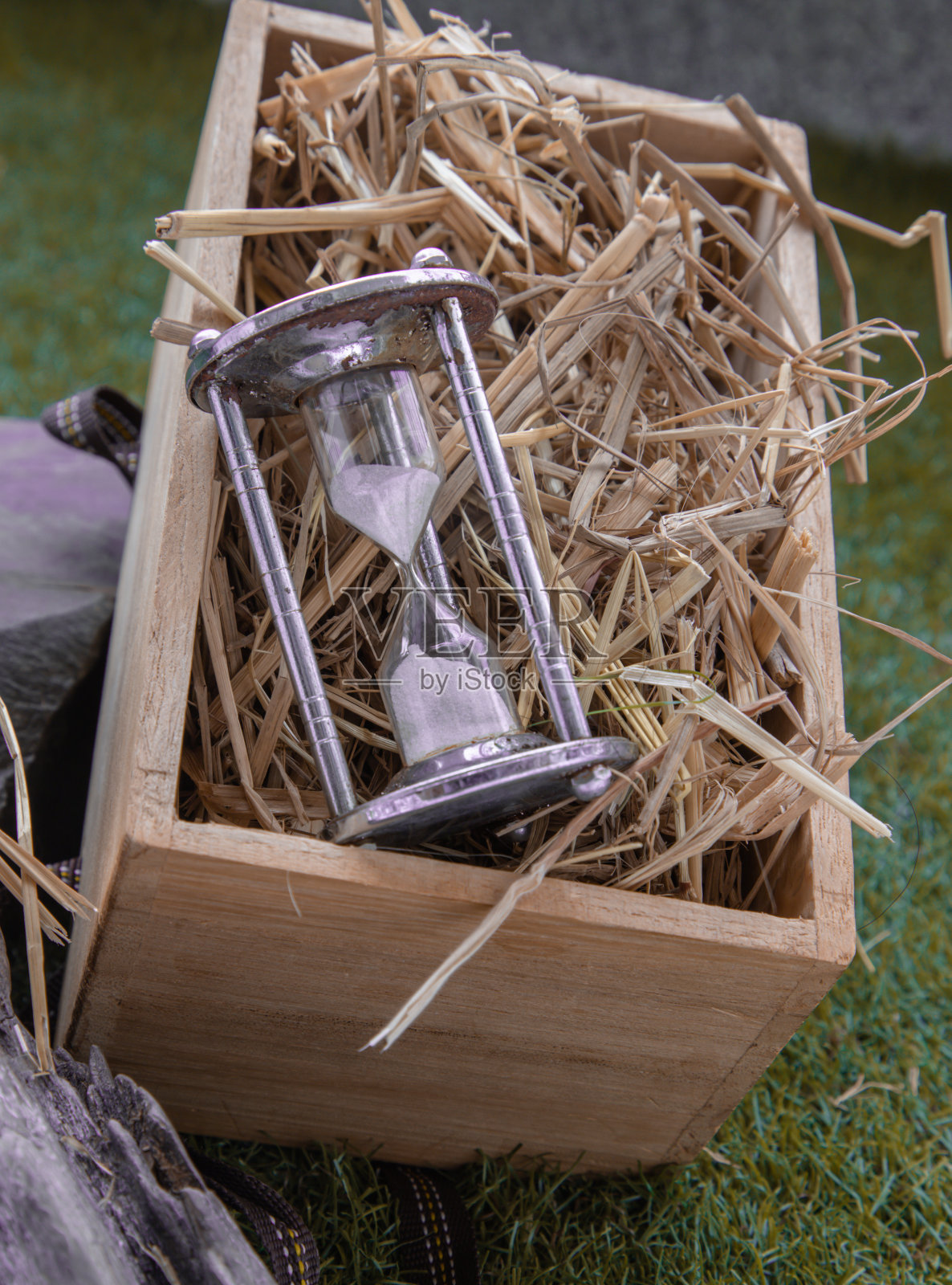 银色沙漏或沙漏在稻草背景木盒。照片摄影图片