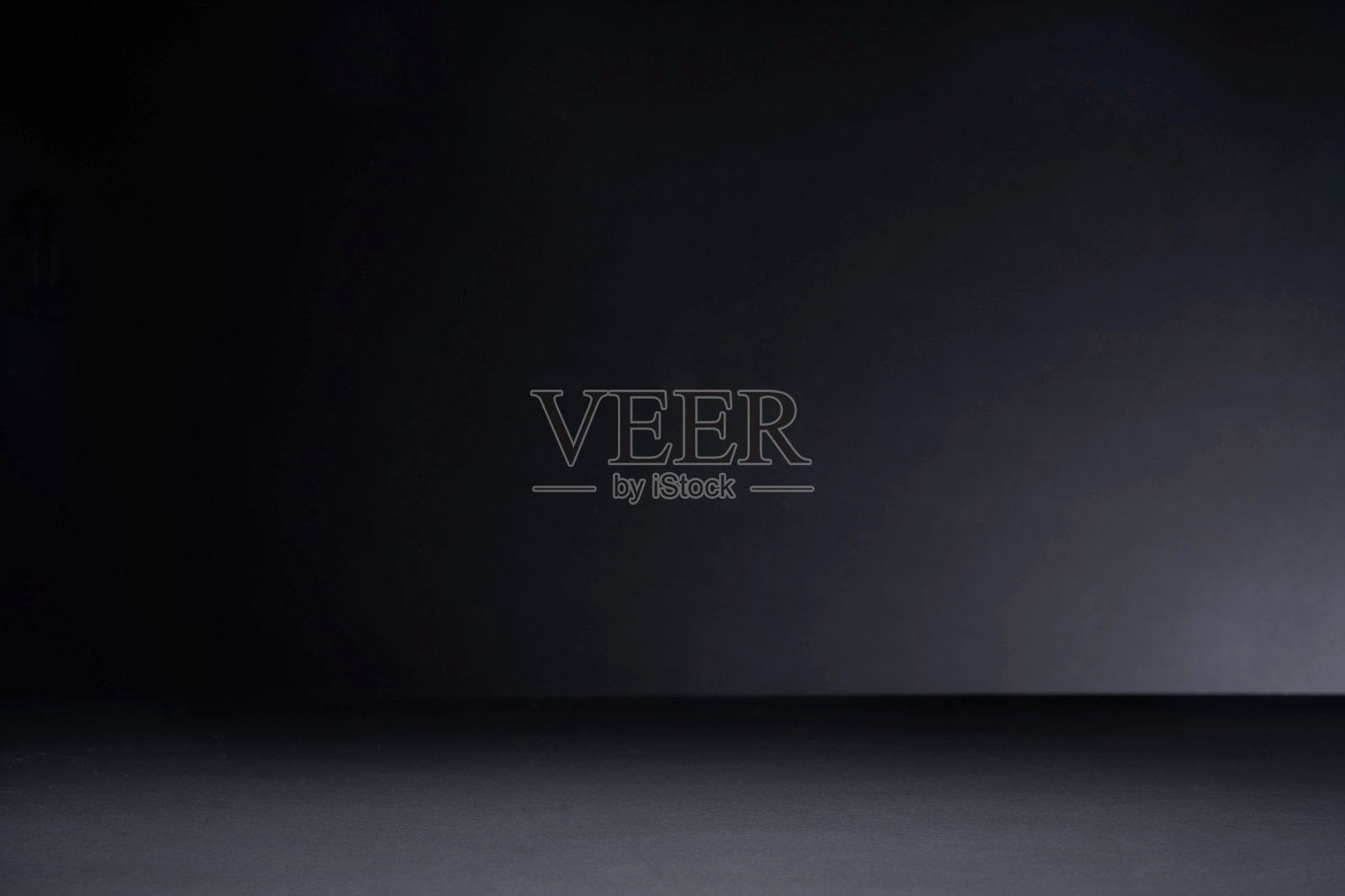 空的黑色背景与平滑的梯度色调照片摄影图片