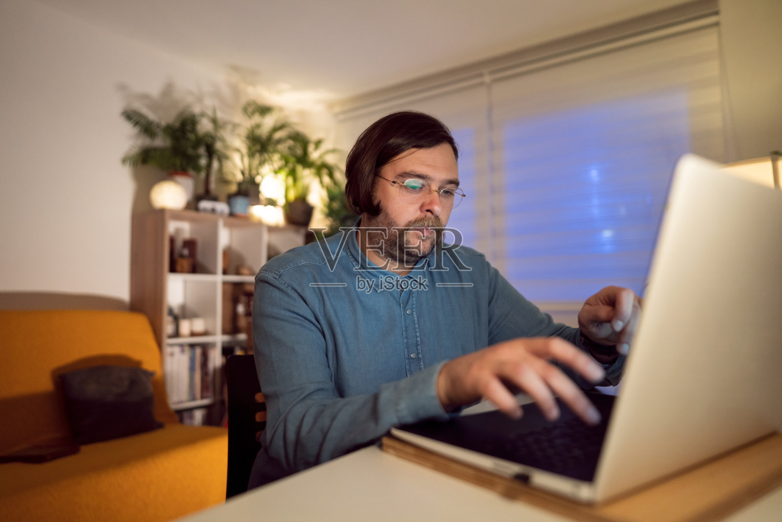 一个白人在深夜用笔记本电脑工作照片摄影图片