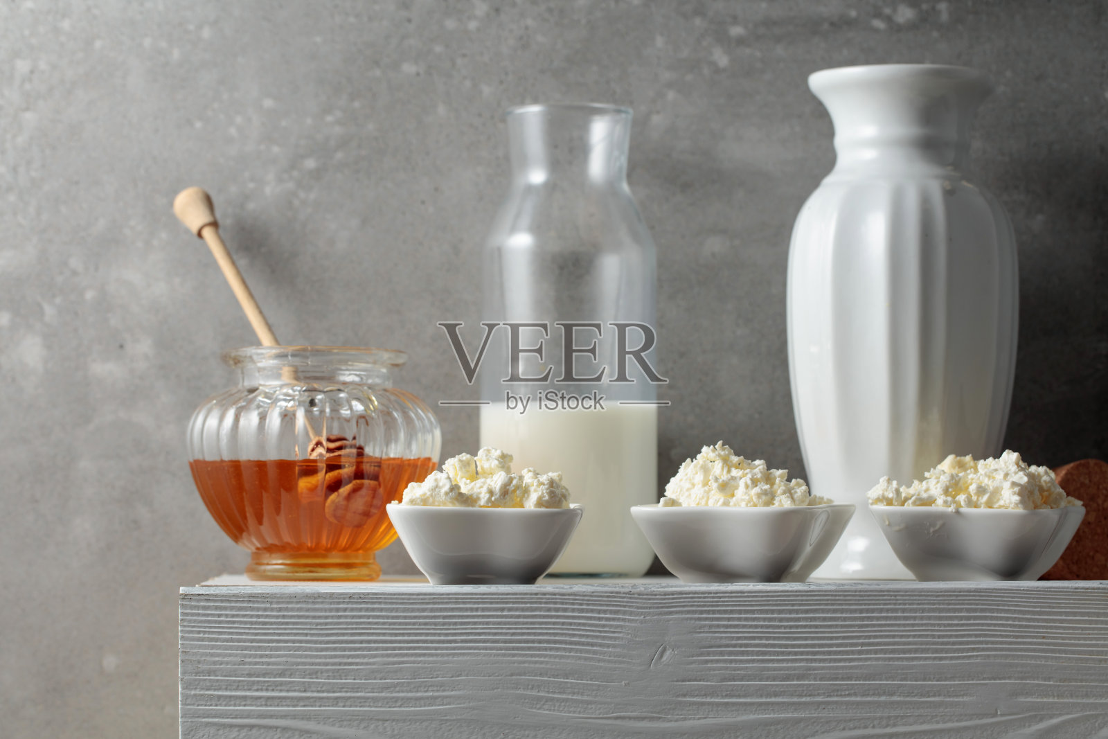 新鲜的松软干酪或乳清干酪加蜂蜜。照片摄影图片