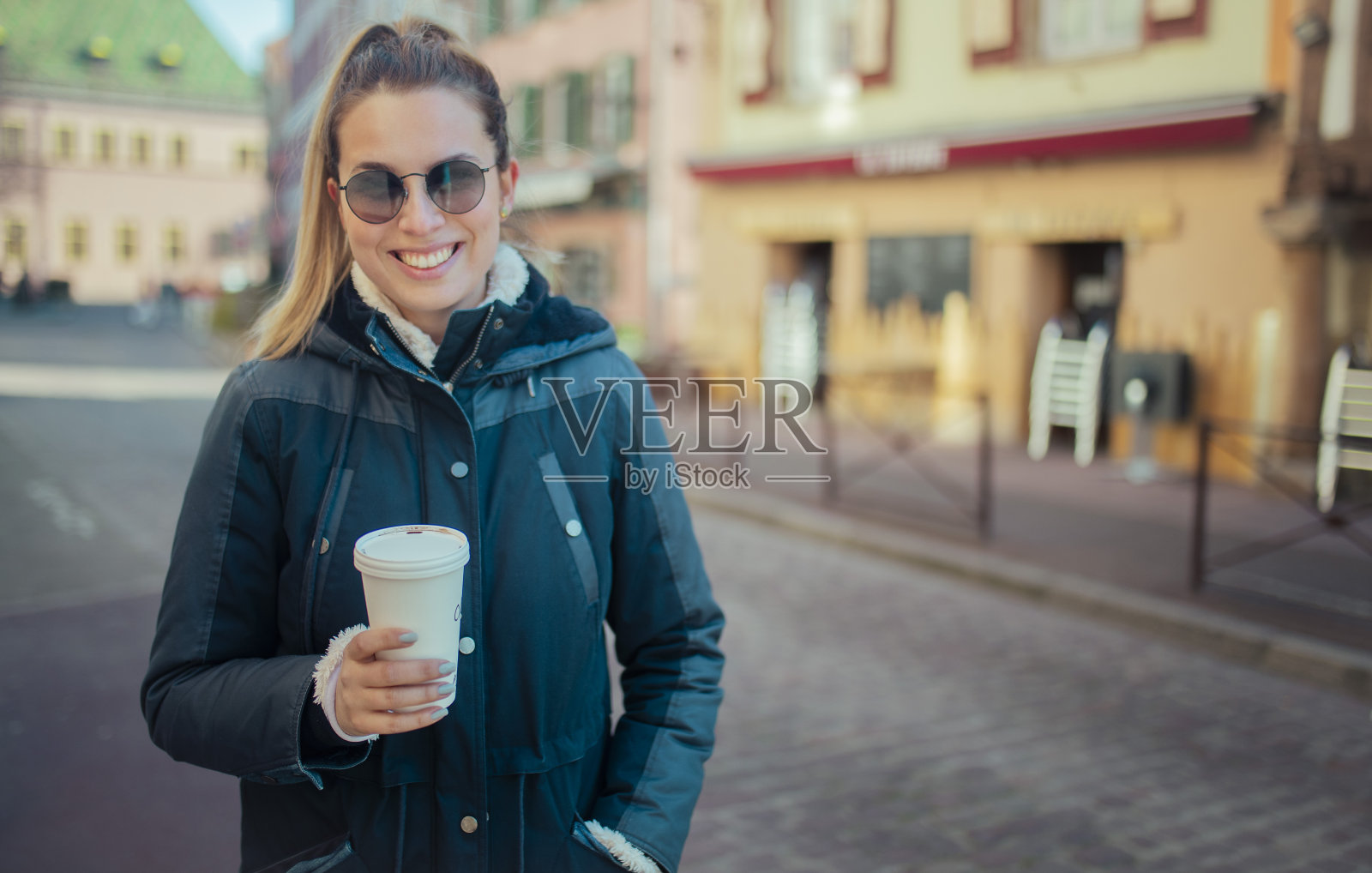 一个美丽的旅行者在法国度假的肖像。照片摄影图片