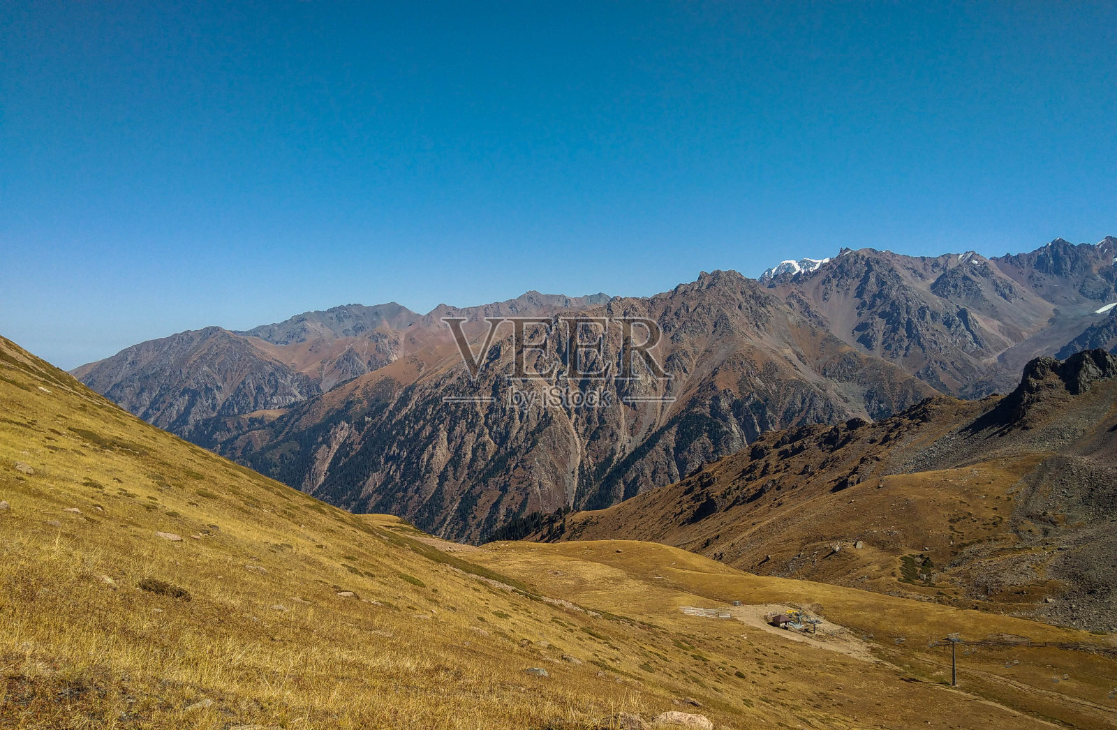 哈萨克斯坦。北天山山脉。山脉的一般照片照片摄影图片