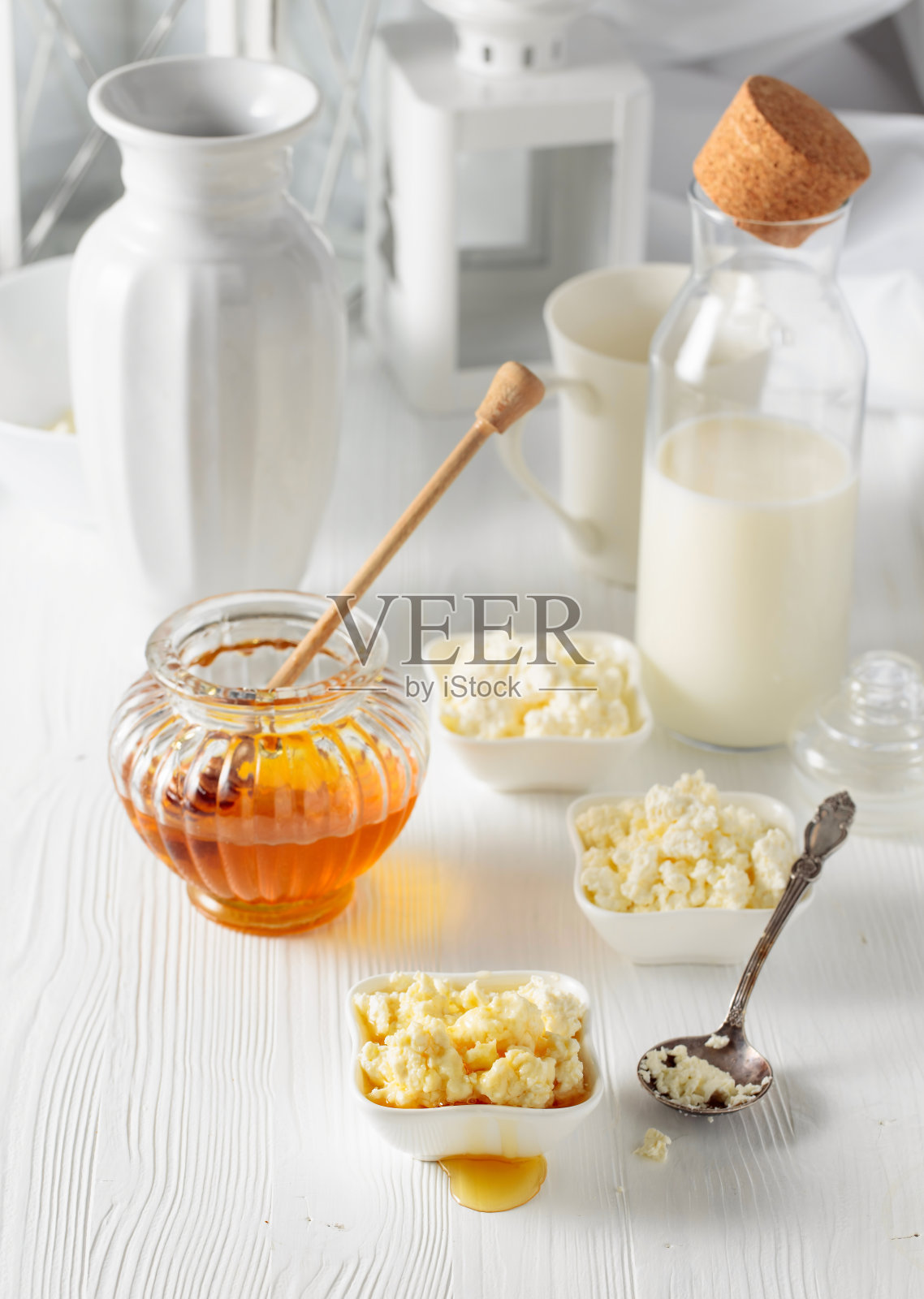 新鲜的自制白软干酪加蜂蜜。照片摄影图片