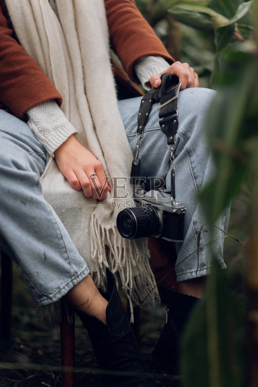 一位女士在外面拿着一台模拟相机照片摄影图片