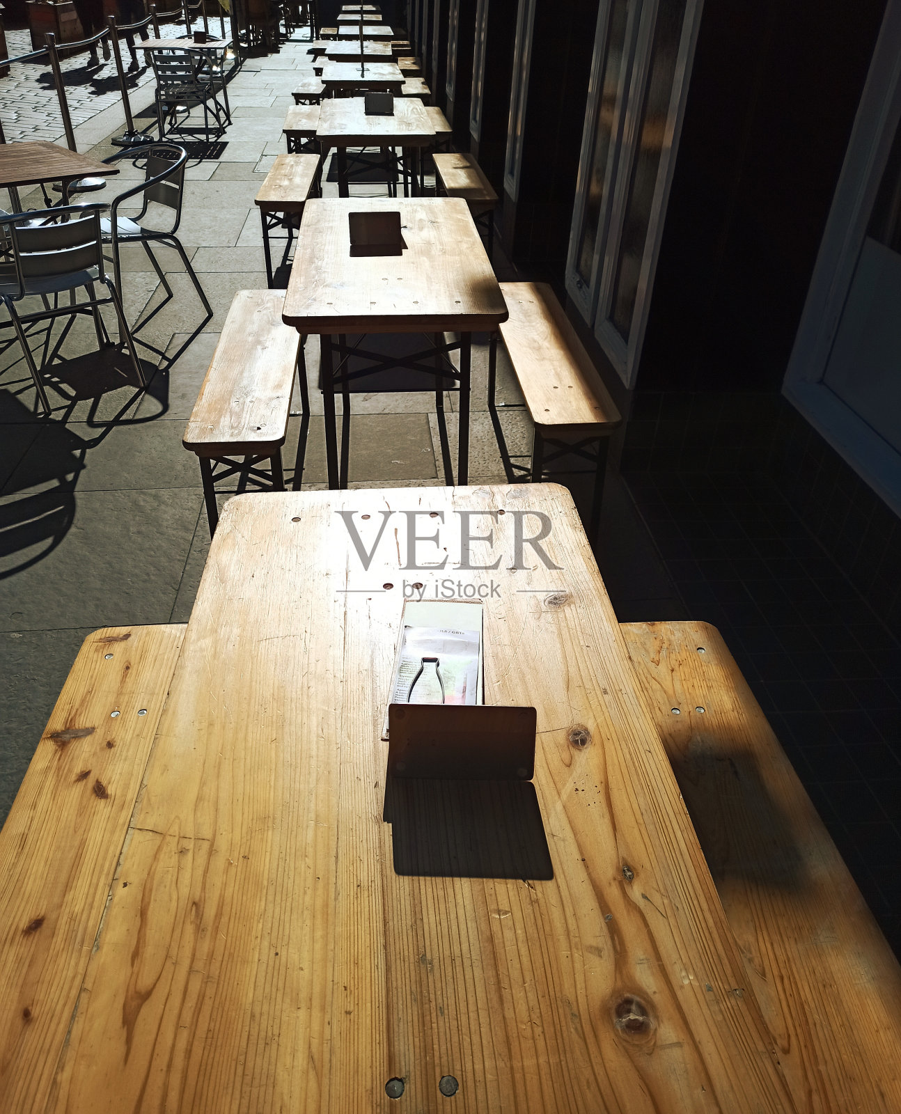 英国苏格兰格拉斯哥，阳光下空荡荡的木制餐厅餐桌照片摄影图片