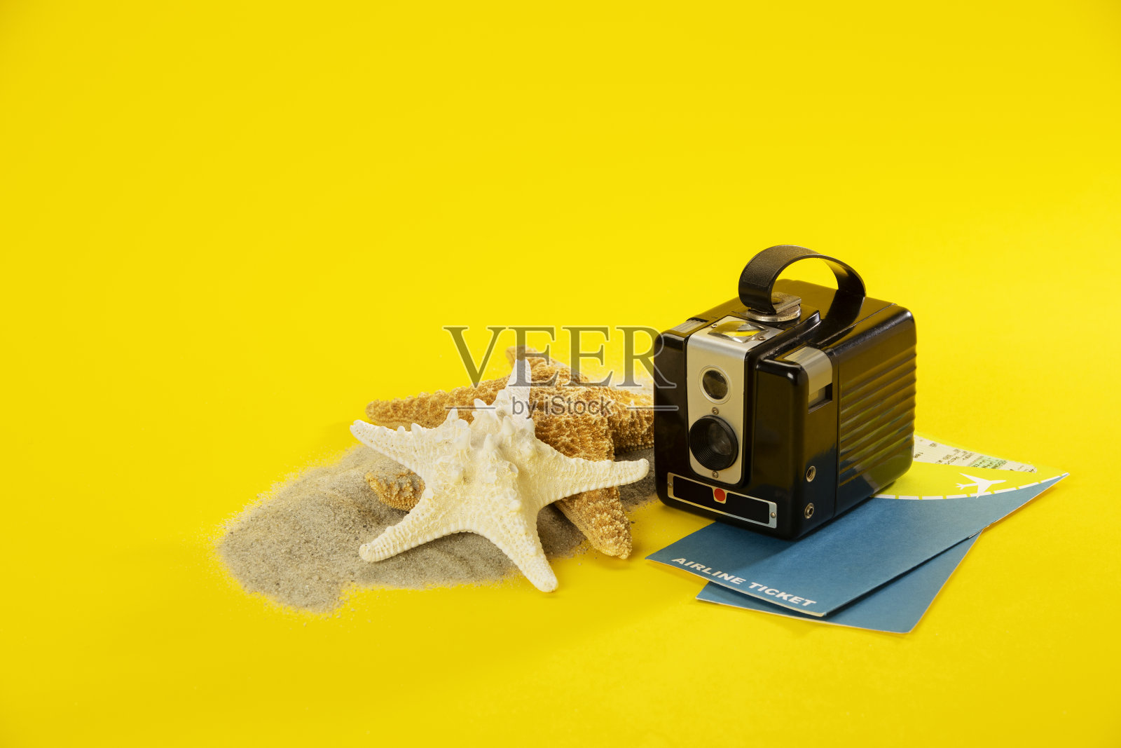 沙滩旅游目的地的配件在明亮的黄色背景照片摄影图片