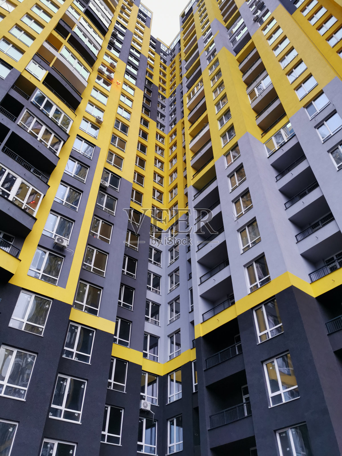 基辅一栋公寓楼的正面照片摄影图片