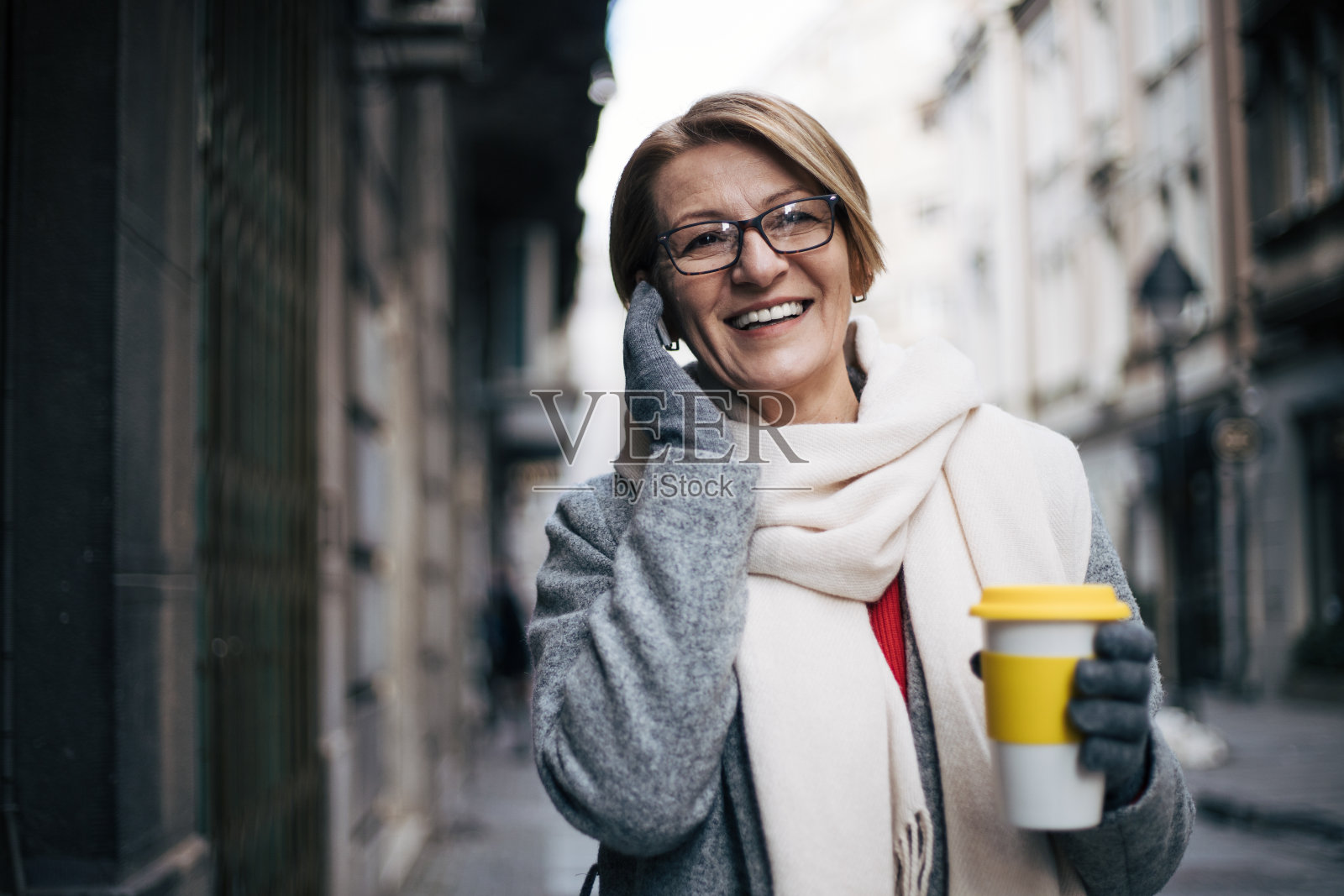 一位美丽的户外女性照片摄影图片