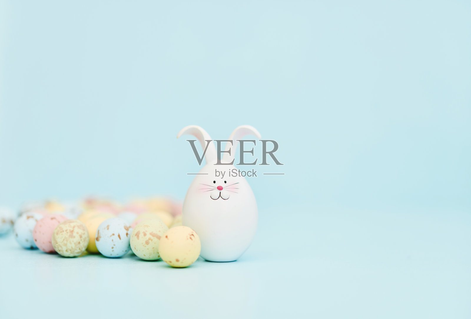 可爱快乐的复活节兔子与彩色巧克力复活节彩蛋和文本空间照片摄影图片